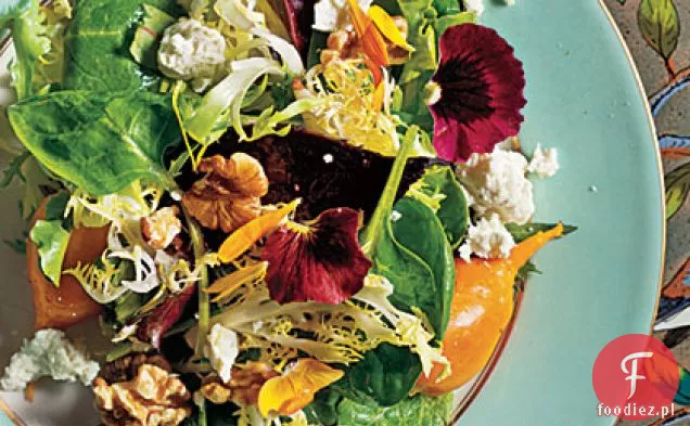 Buraki z orzechami włoskimi, kozim serem i małymi warzywami