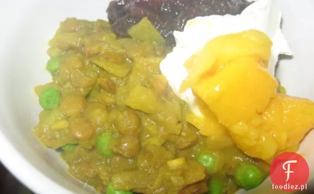 Curry z soczewicy i rabarbaru z ziemniakami i groszkiem
