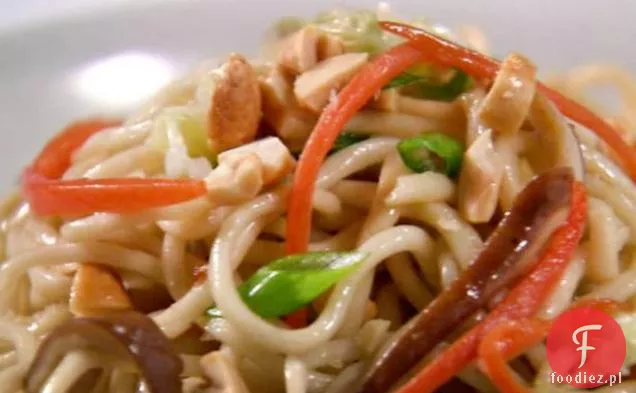 Makaron smażony z Jalapenos i orzeszkami ziemnymi