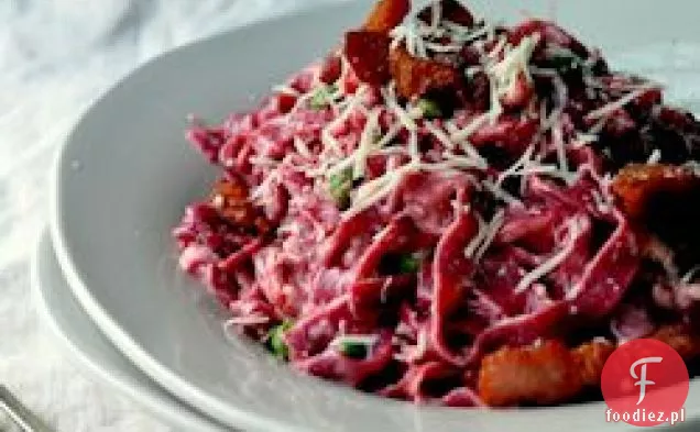 Makaron Buraczany Carbonara Z Groszkiem I Boczkiem
