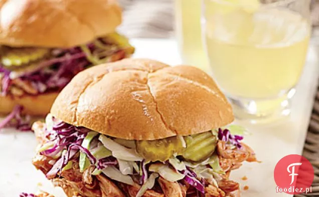 Kanapki z kurczakiem BBQ z sokiem ogórkowym Slaw