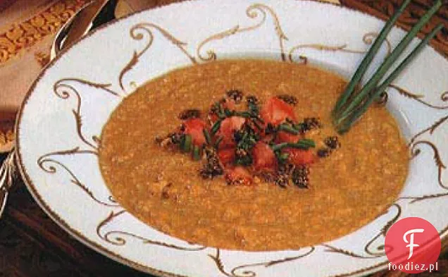 Zupa z soczewicy z dodatkiem oleju musztardowego i szczypiorku pomidorowego