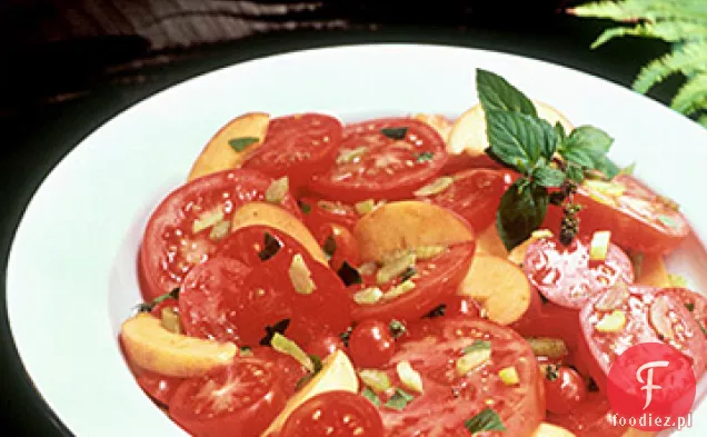 Sałatka z brzoskwiniami i pomidorami