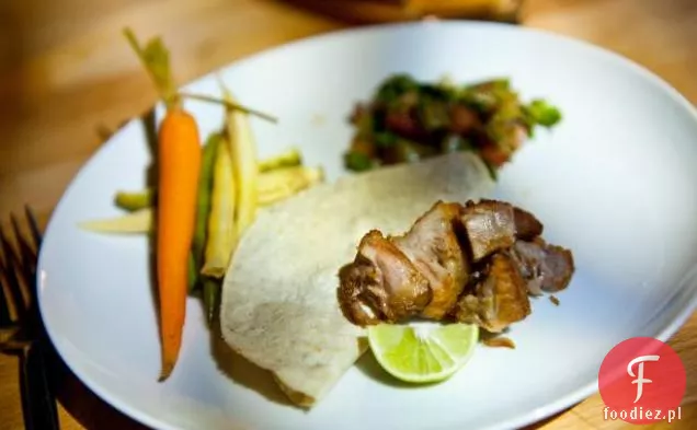 Carnitas z pikantnymi marynowanymi warzywami i sałatką z kaktusów