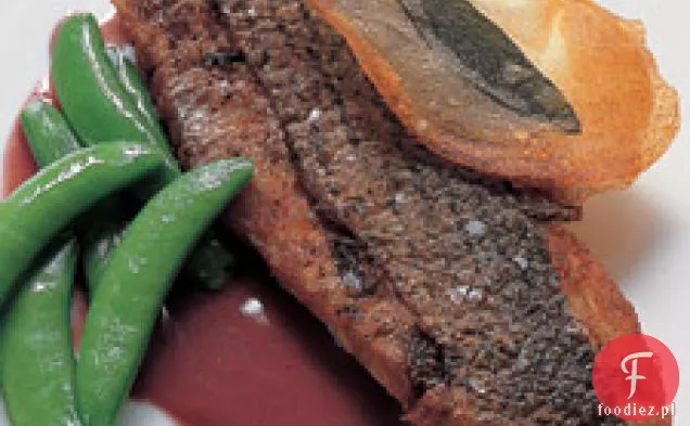 Bas w paski z szałwią i masłem z czerwonego wina