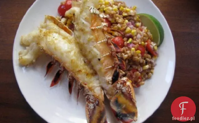 Niedzielna Kolacja: grillowane ogony homara z ciepłym Farro, pieczoną kukurydzą i sałatką z pomidorów