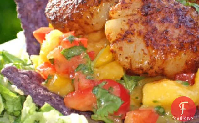 Sałatka z pieczonych przegrzebków, salsy Mango i pasków Tortilla