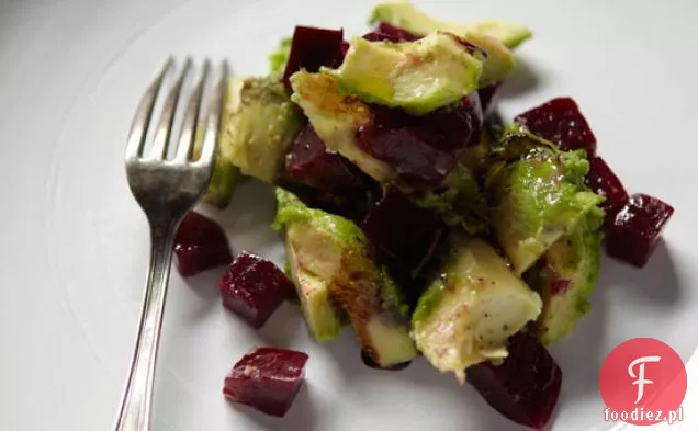 Sałatka z pieczonych buraków i awokado