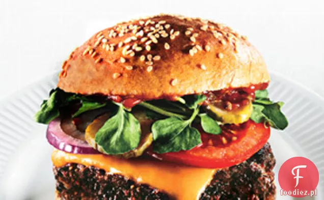 Potrójne cheeseburgery wołowe z przyprawionym ketchupem i czerwonym octem