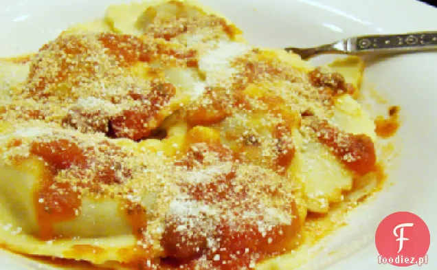Ravioli z pomidorami, białą fasolą i Escarole