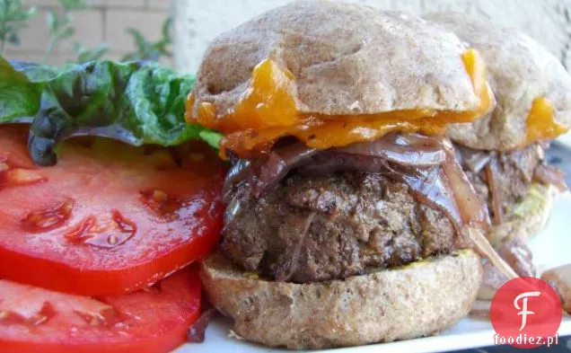 Burgery żubrowe z cebulą Cabernet i Wisconsin Cheddar
