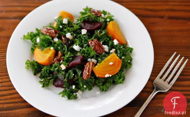 Sałatka z jarmużu i pieczonych buraków z sosem balsamicznym z klonu