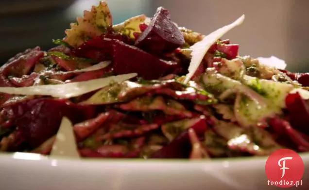 Makaron Farfalle z winegretem z buraków i Pesto z pietruszki
