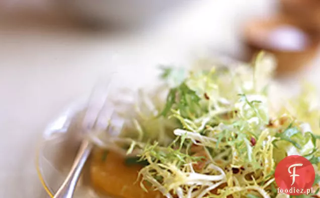 Sałatka z Frisee, pomarańczy i prażonych orzechów laskowych