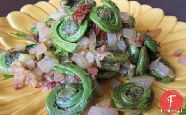 Fiddleheads z suszonymi pomidorami, cebulą i czosnkiem