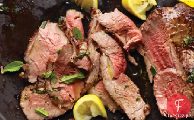 Grillowana noga jagnięcina z czosnkiem i miętą