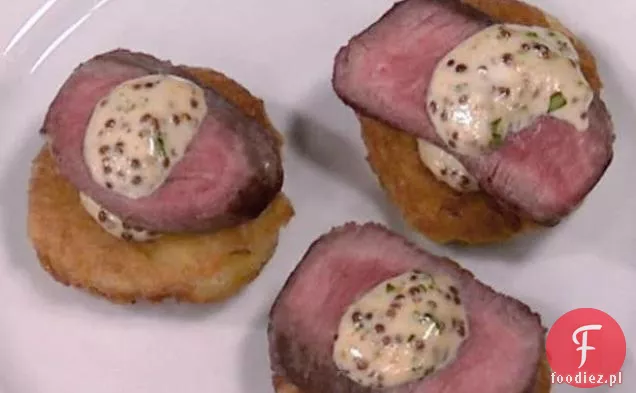Boxty z pieczonym schabem jagnięcym i musztardą pełnoziarnistą Aioli