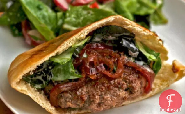 Kolacja dziś wieczorem: hamburgery jagnięce z czerwoną cebulą