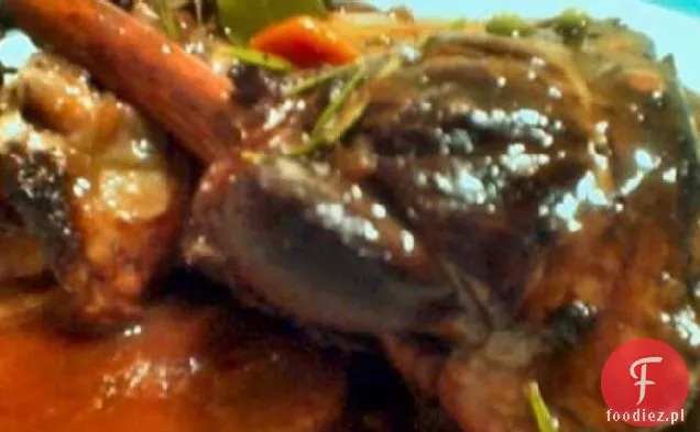 Wolno gotowane golonki jagnięce w czerwonym winie