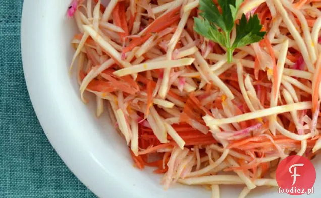 Sałatka z warzyw korzeniowych z sosem pomarańczowo-kminkowym