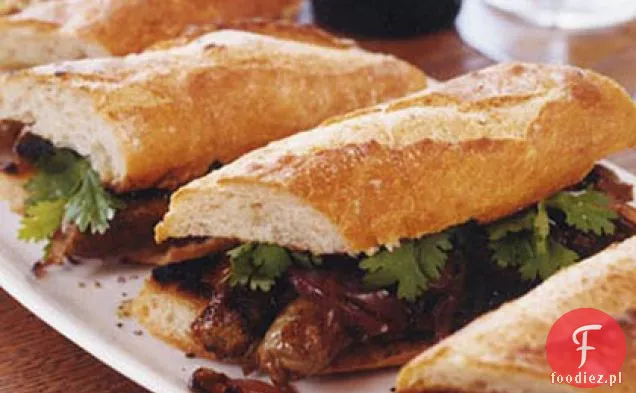Grillowane kanapki Merguez z karmelizowaną czerwoną cebulą