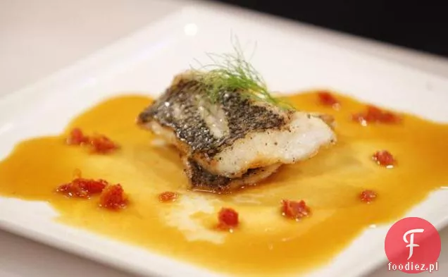 Pan-Seared Sea Bass w pomidorowym bulionie z kopru włoskiego
