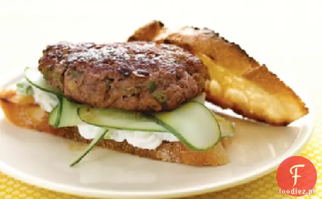Hamburgery jagnięce z sosem Feta i ogórkami
