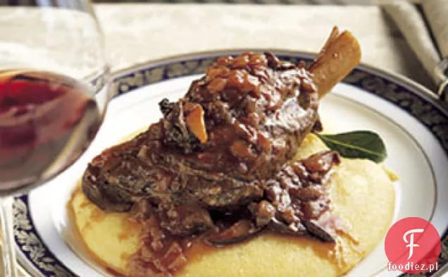 Duszone golonki jagnięce na miękkiej Polencie z liśćmi laurowymi