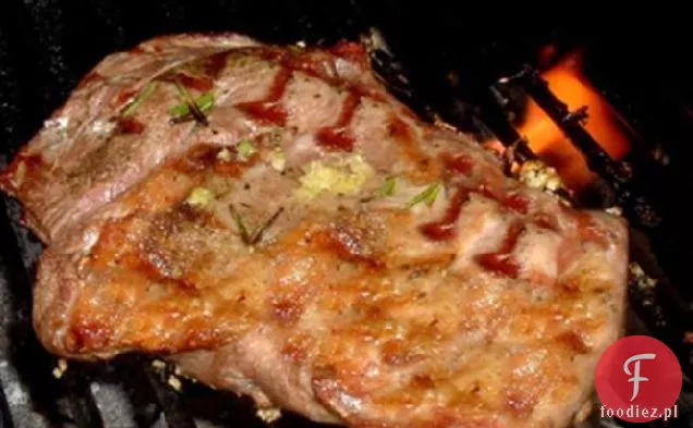 BBQ lub pieczone przyprawione nogi jagnięciny
