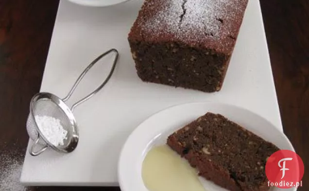 Ciasto czekoladowo-buraczane z orzechami laskowymi i Creme Anglaise