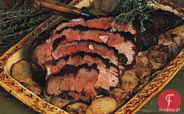 Pieczona noga jagnięca z ziemniakami i cebulą