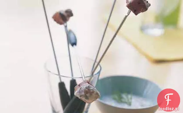 Szaszłyki jagnięce z sosem jogurtowym