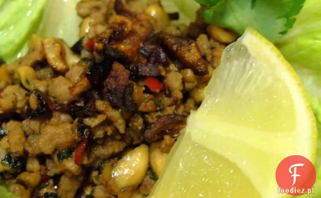 Słodka wieprzowina chili w filiżankach sałaty