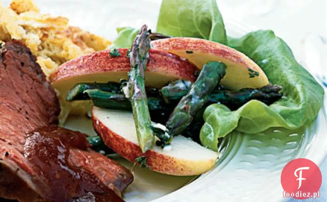 Sałatka szparagowo-jabłkowa z serem pleśniowym Vinaigrette