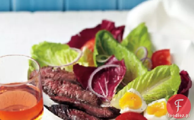 Sałatka ze stekiem i jajkiem