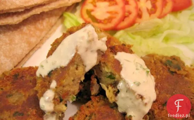 Falafel z tahini i sosami kolendry