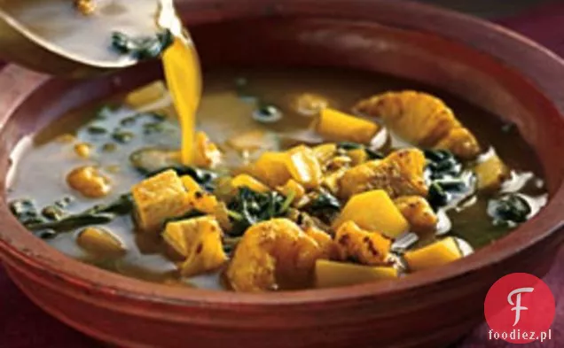 Curry zupa ziemniaczano-szpinakowa z salsą cebulową i mielonym jogurtem
