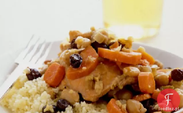 Gulasz z kurczaka z marchewką, ciecierzycą i rodzynkami
