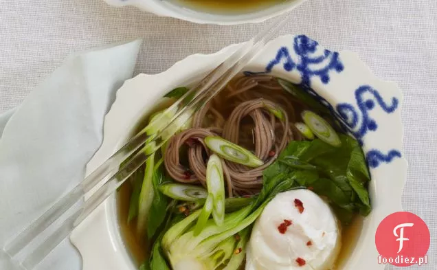 Makaron Soba z Dashi, gotowanym jajkiem i szalotki
