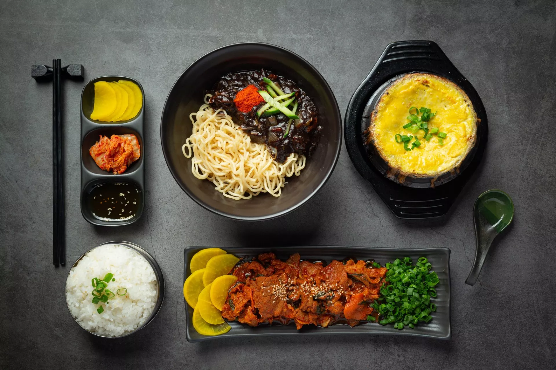 Dziewięć tradycyjnych koreańskich potraw, które powinieneś spróbować