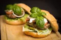 5 pysznych, wyjątkowych przepisów na hamburgery, które warto wypróbować już dziś!