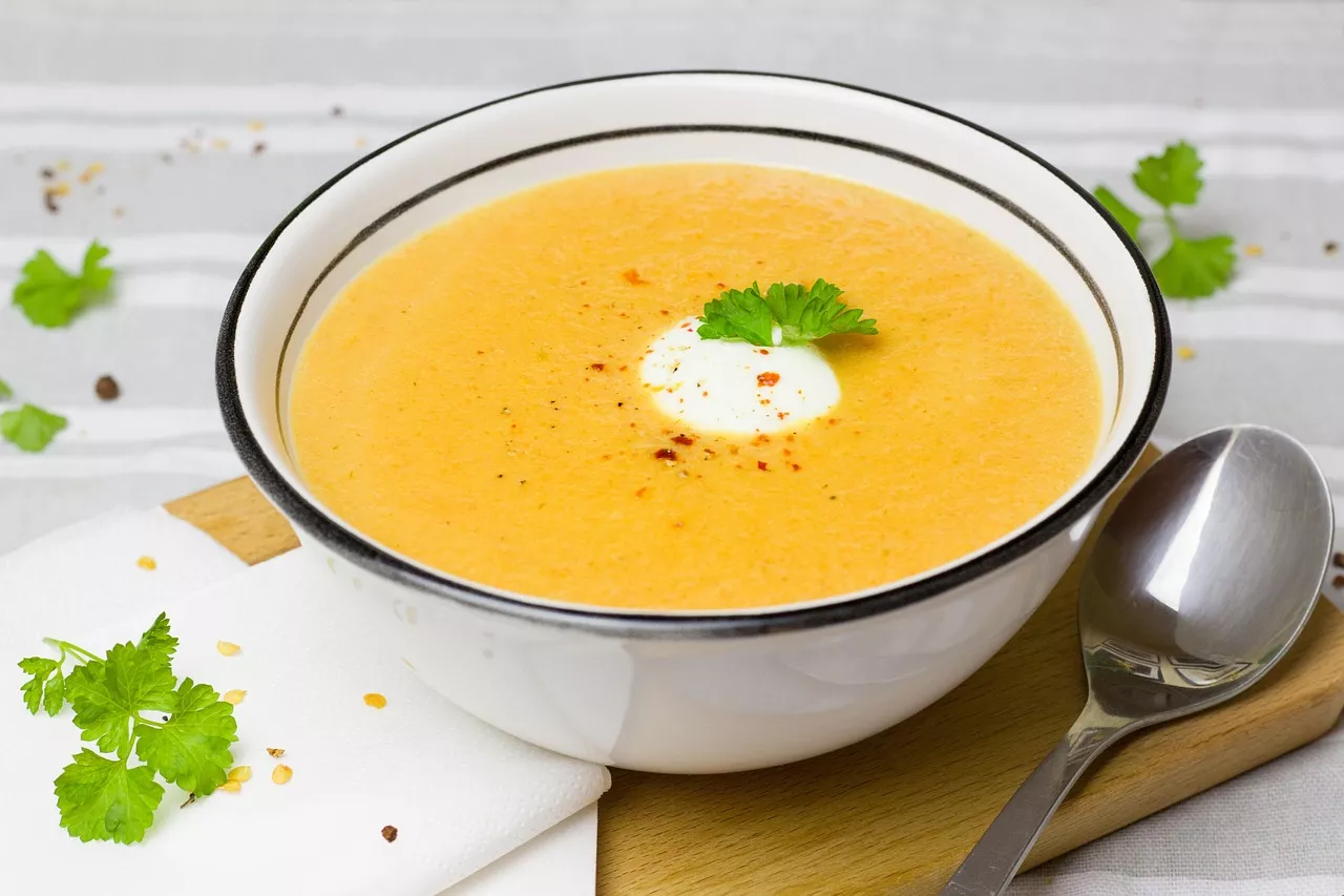 10 łatwych i pysznych przepisów na zupy na przytulną zimową noc